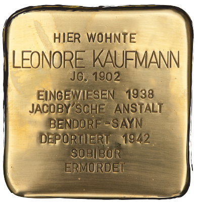 Messingfarbener Stolperstein für Leonore Kaufmann.