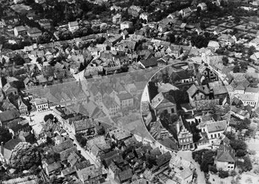 Luftaufnahme der Altstadt Burgsteinfurt von 1936 mit vielen Wohnhäusern, eine Lupe zeigt die Synagoge und Schule im Detail.