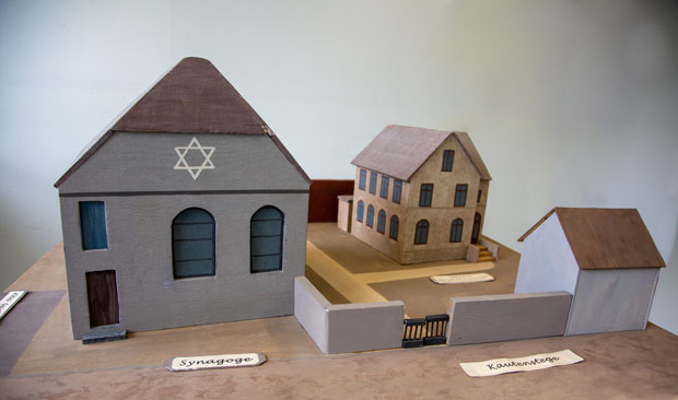 Modell der Schule mit Synagoge.