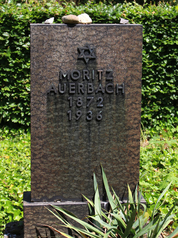 Grabstein mit der Aufschrift Moritz Auerbach. 1872 1936. Über dem Namen ein Davidstern.