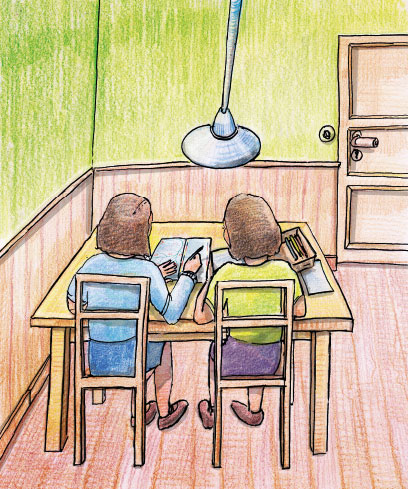 Zwei Kinder sitzen in einer farbigen Zeichnung an einem Tisch in einem grünen Zimmer unter einer Lampe und schreiben in ein Heft.